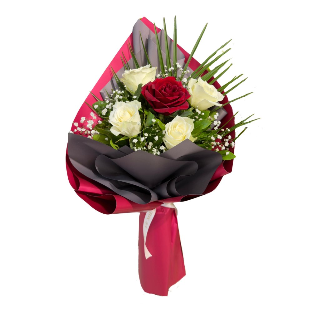 4 Beyaz 1 Kırmızı Gül Buketi